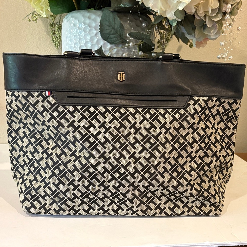 Tommy Hilfiger Black & Cream Signature Pattern Tote RN77806